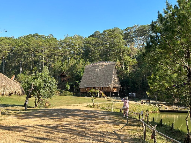 Une maison sur pilotis des K’Ho. Une maison sur pilotis des K’Ho.