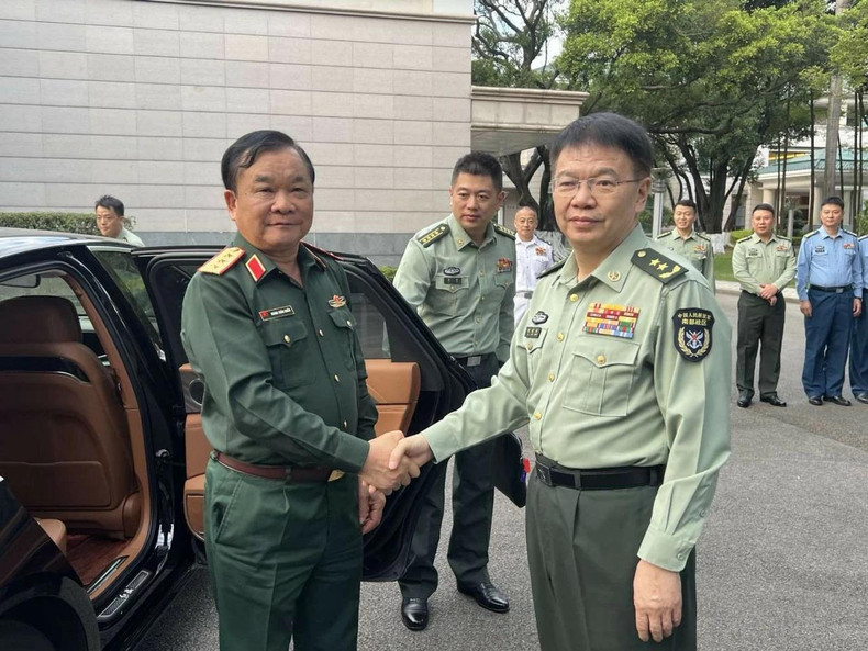 Le général de corps d'armée Hoang Xuan Chien, vice-ministre vietnamien de la Défense (à gauche), et le général de division Jia Jian Cheng, commandant adjoint et chef d'état-major de la zone de guerre du Sud de l’Armée populaire de libération de Chine. Photo : Consulat général du Vietnam à Guangzhou. Le général de corps d'armée Hoang Xuan Chien, vice-ministre vietnamien de la Défense (à gauche), et le général de division Jia Jian Cheng, commandant adjoint et chef d'état-major de la zone de guerre du Sud de l’Armée populaire de libération de Chine. Photo : Consulat général du Vietnam à Guangzhou.