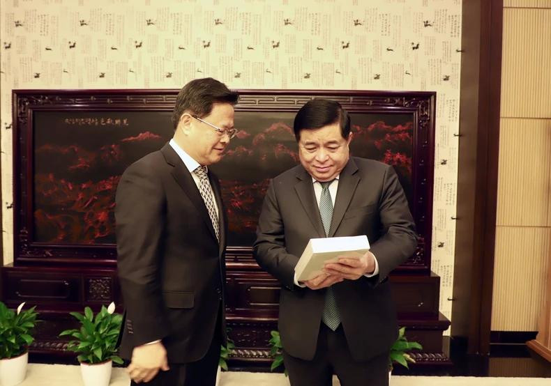 Le ministre vietnamien du Plan et de l'Investissement, Nguyên Chi Dung (à droite), et le président de la Commission nationale pour la réforme et le développement de Chine (NDRC), Zheng Shanjie. Photo: NDEL.