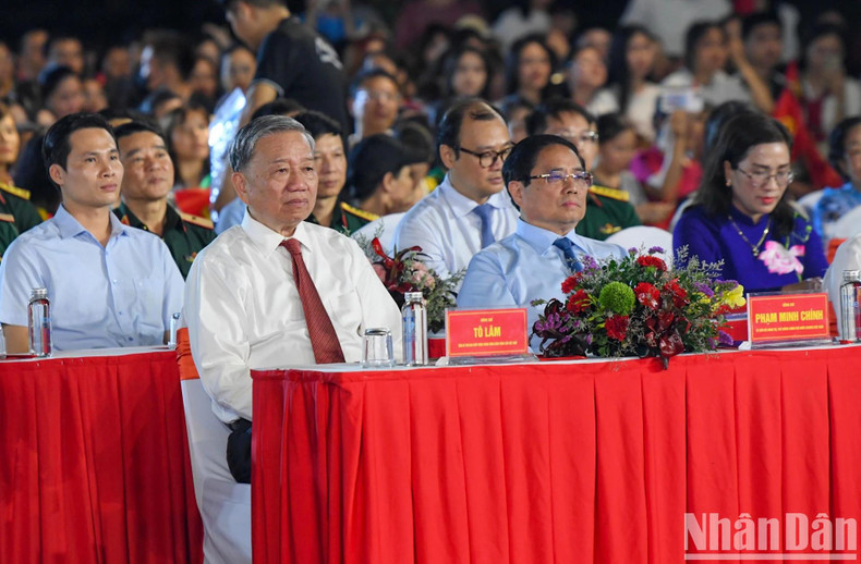 Le secrétaire général du Parti communiste du Vietnam, To Lam, et d'autres dirigeants du Parti et de l'État vietnamiens, assistent au grand spectacle marquant le 135e anniversaire de la naissance du Président Hô Chi Minh (19 mai 1890 – 19 mai 2025). Photo : NDEL. Le secrétaire général du Parti communiste du Vietnam, To Lam, et d'autres dirigeants du Parti et de l'État vietnamiens, assistent au grand spectacle marquant le 135e anniversaire de la naissance du Président Hô Chi Minh (19 mai 1890 – 19 mai 2025). Photo : NDEL.