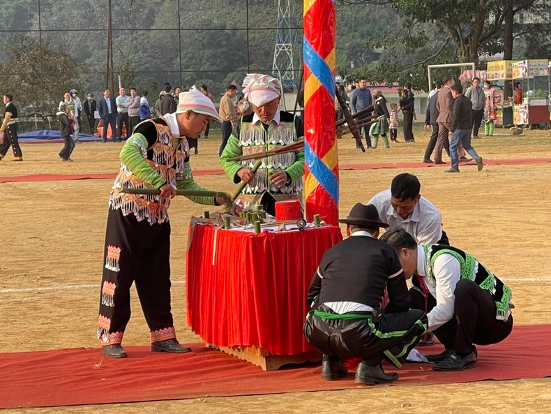 Chaque année à l’arrivée du printemps, les H'Mông de Yên Bai se rassemblent pour célébrer la fête Gâu Tào, priant les génies pour un temps favorable, la fertilité, la paix et la prospérité. Photo : NDEL.