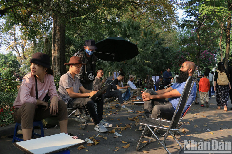 De nombreux touristes étrangers profitent de cette occasion pour enregistrer de beaux souvenirs lors de leur voyage à Hanoï pendant le jour de l’an. De nombreux touristes étrangers profitent de cette occasion pour enregistrer de beaux souvenirs lors de leur voyage à Hanoï pendant le jour de l’an.