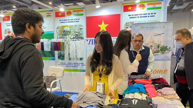 Des visiteurs étrangers découvrent les produits textiles vietnamiens lors d'une foire internationale du textile-habillement en Inde. Photo : VNA. Des visiteurs étrangers découvrent les produits textiles vietnamiens lors d'une foire internationale du textile-habillement en Inde. Photo : VNA.
