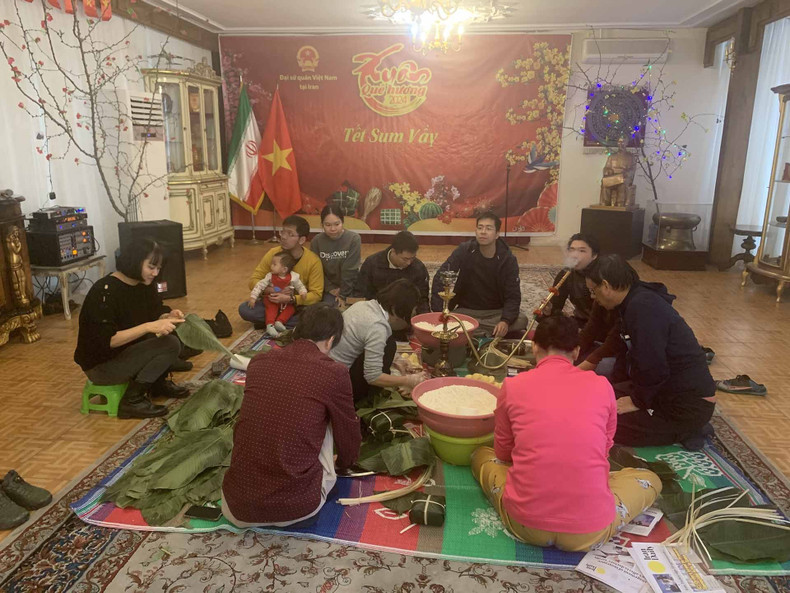 Préparation du "bánh chưng" (gâteau de riz gluant de forme carrée), un plat emblématique du Têt vietnamien. Photo : baoquocte.vn. Préparation du "bánh chưng" (gâteau de riz gluant de forme carrée), un plat emblématique du Têt vietnamien. Photo : baoquocte.vn.