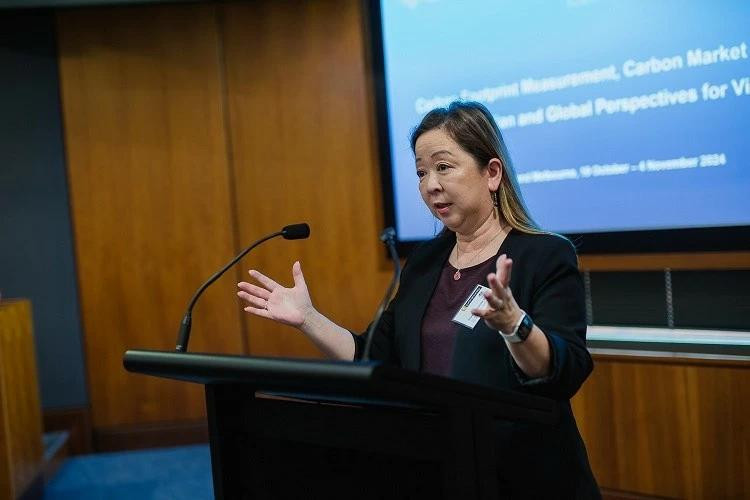La professeure Vanessa Chang, directrice adjointe de l’école d’économie et de droit de l’université Curtin, a souligné que les bourses d'études étaient tout à fait conformes à la vision 2030 de l’université Curtin, dont l’objectif était de « créer une différence pour l’humanité et notre planète grâce à des relations de partenariat ». Photo : Consulat général du Vietnam à Perth La professeure Vanessa Chang, directrice adjointe de l’école d’économie et de droit de l’université Curtin, a souligné que les bourses d'études étaient tout à fait conformes à la vision 2030 de l’université Curtin, dont l’objectif était de « créer une différence pour l’humanité et notre planète grâce à des relations de partenariat ». Photo : Consulat général du Vietnam à Perth