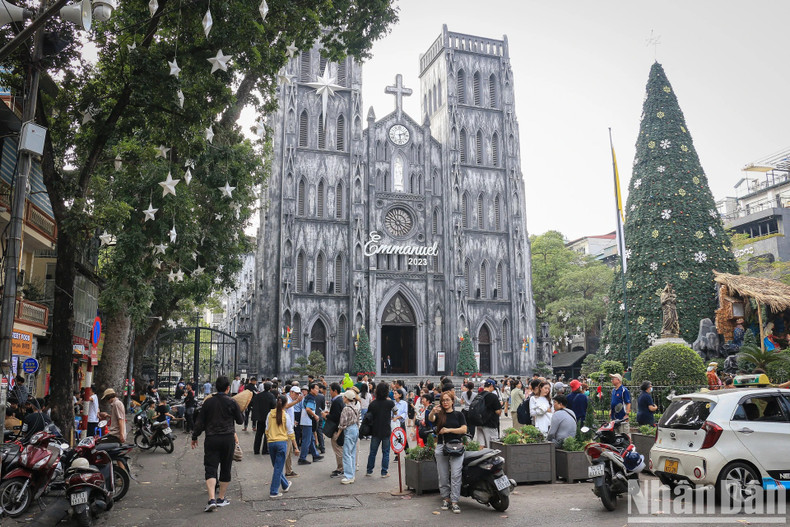 Selon le président du Comité populaire de Hoàn Kiêm, Pham Tuân Long, le prolongement des horaires d’ouverture des espaces piétonniers de son arrondissement permet aux habitants et aux touristes de se déplacer facilement durant les vacances du Nouvel An 2024. Selon le président du Comité populaire de Hoàn Kiêm, Pham Tuân Long, le prolongement des horaires d’ouverture des espaces piétonniers de son arrondissement permet aux habitants et aux touristes de se déplacer facilement durant les vacances du Nouvel An 2024.