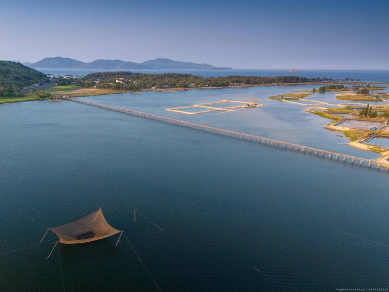 Le pont en bois d'Ong Cop vu d'en haut.