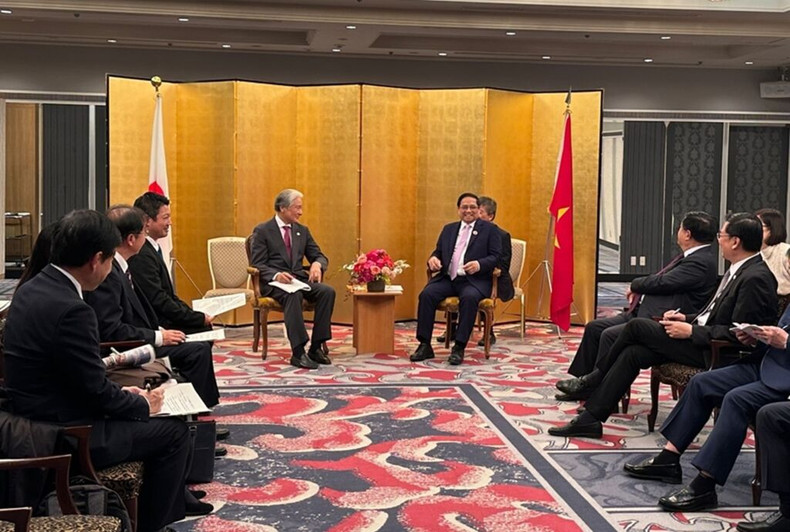 Le PM Pham Minh Chinh (à droite) reçoit le gouverneur de la province de Tochigi, Fukuda Tomikazu. Photo : VNA.