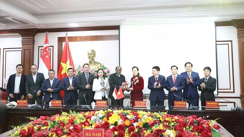 La province de Ha Nam s’engage à créer des conditions favorables pour que les investisseurs mettent en œuvre avec succès leurs projets au service du développement durable. Photo : NDEL. La province de Ha Nam s’engage à créer des conditions favorables pour que les investisseurs mettent en œuvre avec succès leurs projets au service du développement durable. Photo : NDEL.