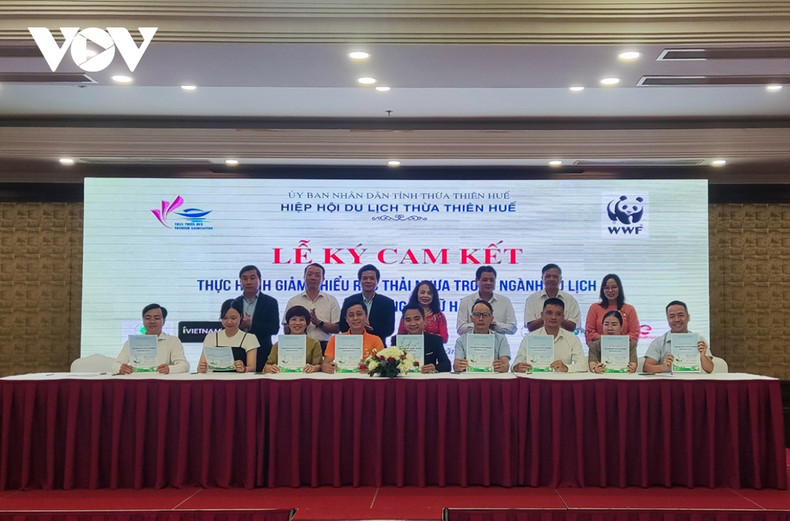 Cérémonie de signature des engagements dans la réduction des déchets plastiques. Photo: VOV.