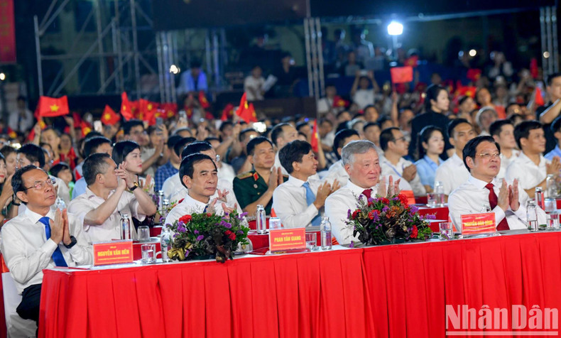 Le programme s'inscrit dans le cadre d’une série d’activités culturelles et artistiques visant à célébrer le 135e anniversaire de la naissance du Président Hô Chi Minh (19 mai 1890 – 19 mai 2025). Photo : NDEL. Le programme s'inscrit dans le cadre d’une série d’activités culturelles et artistiques visant à célébrer le 135e anniversaire de la naissance du Président Hô Chi Minh (19 mai 1890 – 19 mai 2025). Photo : NDEL.