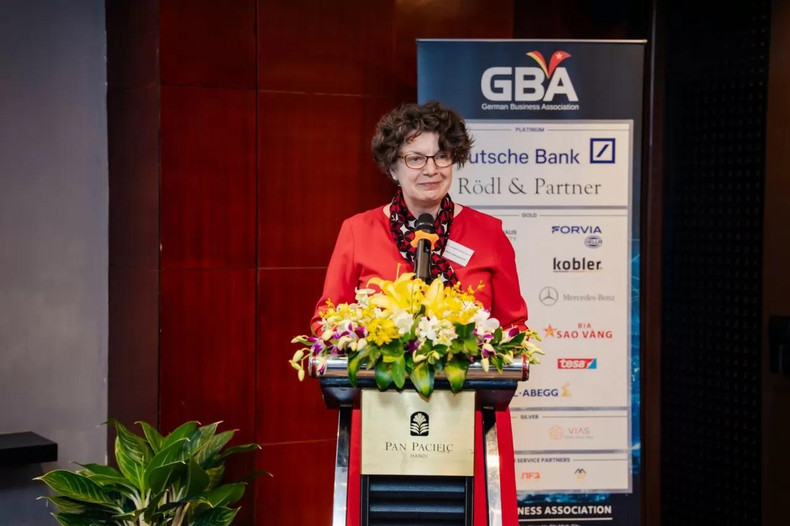 L’ambassadrice allemande au Vietnam, Helga Margarete Barth, a hautement apprécié les efforts et les contributions importantes de la GBA dans le renforcement des relations économiques et commerciales entre l’Allemagne et le Vietnam ces derniers temps. Photo : GBA. L’ambassadrice allemande au Vietnam, Helga Margarete Barth, a hautement apprécié les efforts et les contributions importantes de la GBA dans le renforcement des relations économiques et commerciales entre l’Allemagne et le Vietnam ces derniers temps. Photo : GBA.
