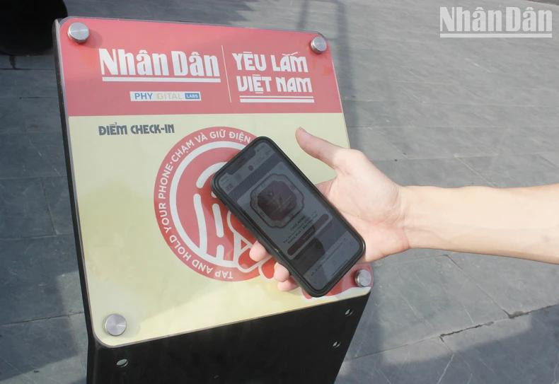 Un panneaux munis de puce NFC installé dans le musée de Quang Ninh, ville de Ha Long. Photo : NDEL Un panneaux munis de puce NFC installé dans le musée de Quang Ninh, ville de Ha Long. Photo : NDEL