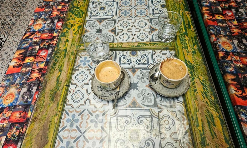 Le café aux œufs est une boisson intrigante qui mélange à merveille des saveurs différentes, formant un "superbe cocktail", chaud, brun doré, parfumé. Le jaune d'œuf et le sucre sont battus pour obtenir une mousse blanche. L'arôme de l'œuf et l'amertume du café créent la saveur originale de cette boisson. Le café aux œufs est une boisson intrigante qui mélange à merveille des saveurs différentes, formant un "superbe cocktail", chaud, brun doré, parfumé. Le jaune d'œuf et le sucre sont battus pour obtenir une mousse blanche. L'arôme de l'œuf et l'amertume du café créent la saveur originale de cette boisson.