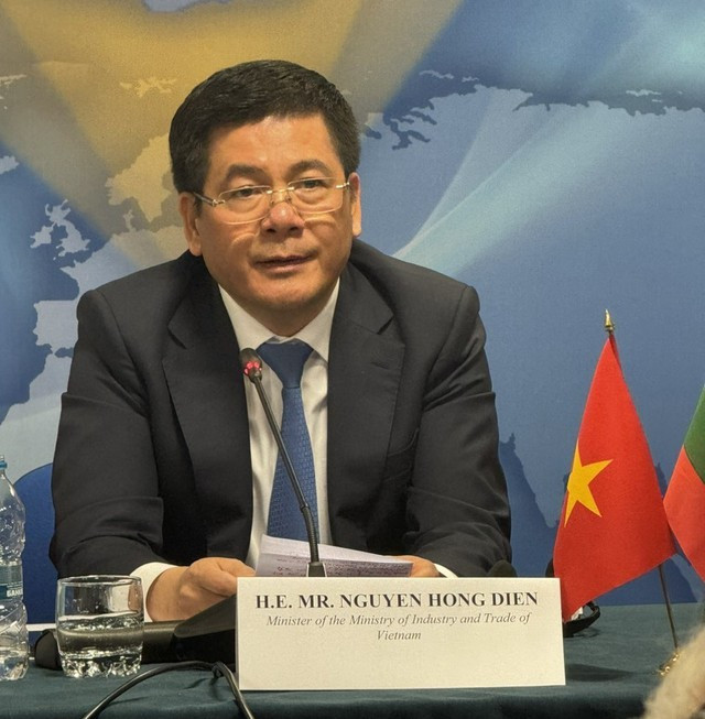 Le ministre vietnamien de l’Industrie et du Commerce, Nguyen Hong Dien, a proposé au gouvernement bulgare d’aider les entreprises vietnamiennes à pénétrer plus profondément sur le marché bulgare. Photo : congthuong.vn.