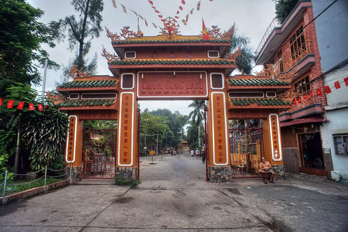 La pagode porte l’architecture typique du bouddhisme du sud du Vietnam et est un célèbre lieu de pèlerinage qui attire chaque année un grand nombre de touristes et de bouddhistes. Photo : VOV. La pagode porte l’architecture typique du bouddhisme du sud du Vietnam et est un célèbre lieu de pèlerinage qui attire chaque année un grand nombre de touristes et de bouddhistes. Photo : VOV.