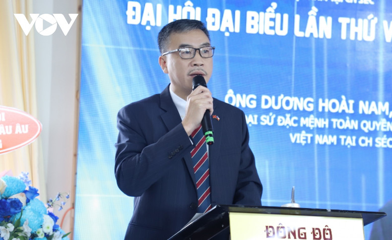 L'ambassadeur vietnamien en République tchèque, Duong Hoài Nam, prend la parole lors du VIIIe congrès de l’Association des jeunes et des étudiants vietnamiens en République tchèque, le 9 mars à Prague. Photo : VOV.