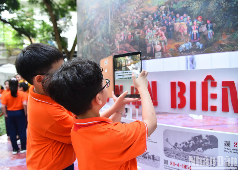 En scannant les codes QR disséminés sur la fresque, les élèves peuvent facilement trouver des informations sur les 56 jours et nuits de la campagne historique de Diên Biên Phu. Photo: NDEL.
