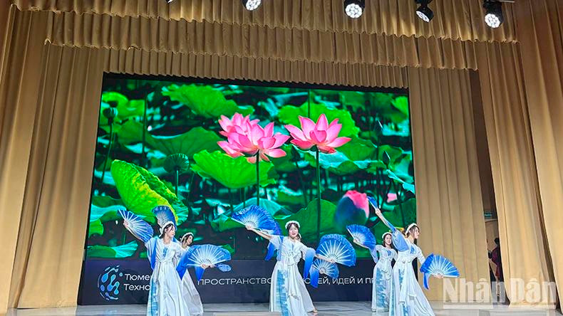 Un numéro artistique interprété par des étudiants vietnamiens à Tioumen. Photo : NDEL. Un numéro artistique interprété par des étudiants vietnamiens à Tioumen. Photo : NDEL.