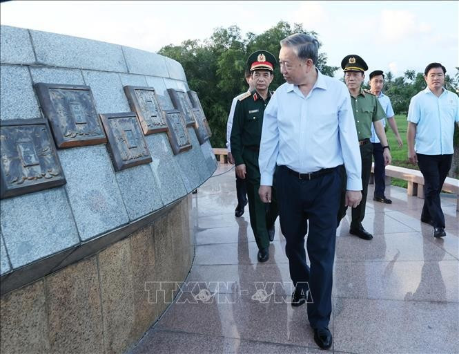 Le dirigeant Tô Lâm rend hommage au cimetière national des martyrs de Truong Son. ¨Photo : VNA