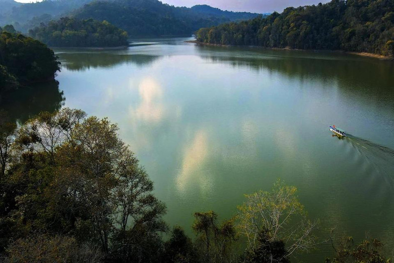 Une balade en bateau permet de profiter pleinement de la beauté du lac Pa Khoang. Photo : VNA.