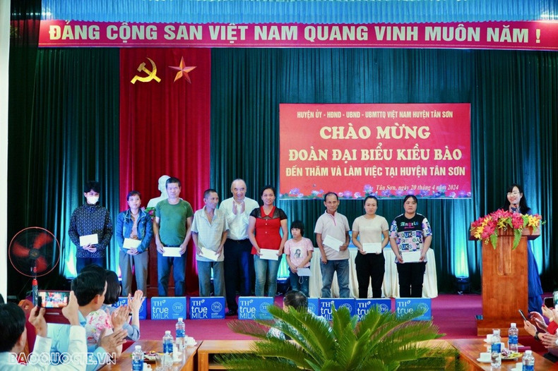 À cette occasion, la délégation de Viêt kiêu a offert 10 cadeaux aux familles en situation difficile dans la commune de Long Côc, district de Tân Son. Elle a également fait un don de plus de 60 millions de dôngs et de 200 euros au Fonds pour les pauvres de la commune de Long Côc. Photo: baoquocte.vn.