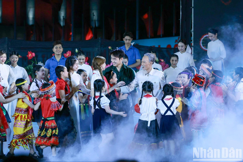 Avec une combinaison unique de documents historiques, d'animations numériques et de performances musicales modernes, le programme a fait forte une impression sur le public, en lui offrant des moments profonds et émouvants. Photo : NDEL. Avec une combinaison unique de documents historiques, d'animations numériques et de performances musicales modernes, le programme a fait forte une impression sur le public, en lui offrant des moments profonds et émouvants. Photo : NDEL.