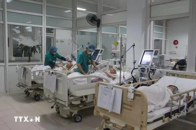 Durant des décennies de coopération étroite avec le gouvernement vietnamien, l’OMS l'a aidé à relever de nombreux défis dans le développement du système de santé national en partageant les connaissances et expériences régionales et mondiales dans ce domaine. Photo : VNA. Durant des décennies de coopération étroite avec le gouvernement vietnamien, l’OMS l'a aidé à relever de nombreux défis dans le développement du système de santé national en partageant les connaissances et expériences régionales et mondiales dans ce domaine. Photo : VNA.