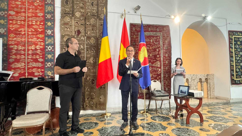Dans son discours prononcé lors de l’ouverture de Mogosoaia ClasicFest 13, l'ambassadeur vietnamien en Roumanie, Do Duc Thanh, a fait le bilan de la situation socioéconomique du Vietnam et du développement positif des bonnes relations d’amitié et de coopération entre le Vietnam et la Roumanie ces dernières années. Photo: baoquocte.vn.