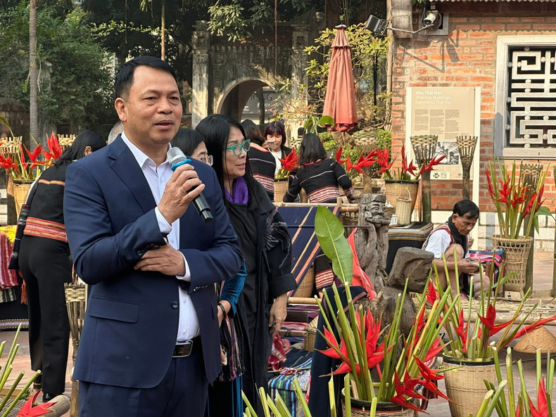 Selon le directeur du Centre d’activités culturelles et scientifiques Van Mieu – Quoc Tu Giam, Le Xuan Kieu, les touristes ont l’occasion de vivre des expériences uniques en découvrant les instruments de musique traditionnels, les produits artisanaux et l’identité culturelle de différentes localités vietnamiennes. Photo : hanoimoi.vn. Selon le directeur du Centre d’activités culturelles et scientifiques Van Mieu – Quoc Tu Giam, Le Xuan Kieu, les touristes ont l’occasion de vivre des expériences uniques en découvrant les instruments de musique traditionnels, les produits artisanaux et l’identité culturelle de différentes localités vietnamiennes. Photo : hanoimoi.vn.