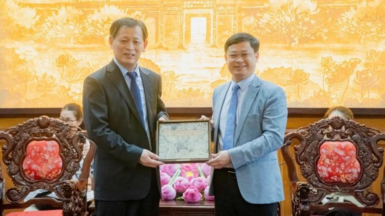 Le vice-président permanent du Comité populaire de la ville de Huê, Nguyen Thanh Binh, a souligné l’importance de promouvoir la coopération bilatérale dans divers domaines, dont l'investissement, le commerce, le tourisme et les services logistiques. Photo : NDEL.