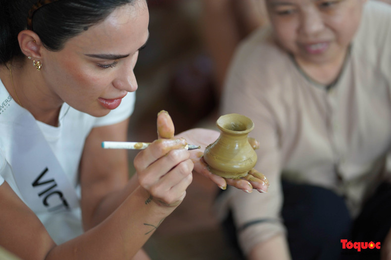 Les miss australiennes peuvent fabriquer elles-mêmes leurs propres produits en céramique grâce aux instructions des artisans locaux. Photo: toquoc.vn. Les miss australiennes peuvent fabriquer elles-mêmes leurs propres produits en céramique grâce aux instructions des artisans locaux. Photo: toquoc.vn.