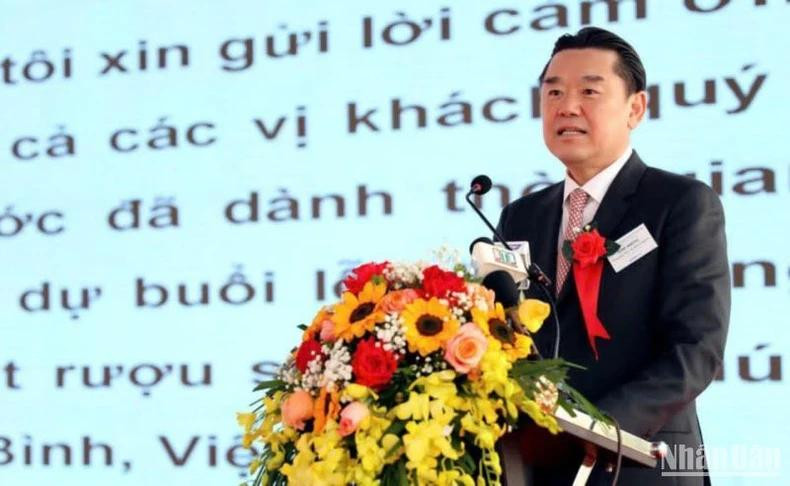 Le directeur général du groupe Hitejinro, Kim In Kyu, a déclaré que le projet de construction de la distillerie de soju dans la province vietnamienne de Thai Binh marquait une étape importante et un tournant décisif dans le développement de son groupe et l’expansion mondiale de la marque Soju. Photo : NDEL.