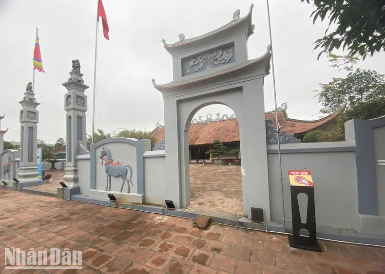 Un panneaux munis de puce NFC installé devant la maison communale de Tra Co, dans la ville de Mong Cai. Photo: NDEL Un panneaux munis de puce NFC installé devant la maison communale de Tra Co, dans la ville de Mong Cai. Photo: NDEL