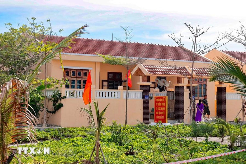Des arbres entourent les maisons de l'île de Da Tay A. Des arbres entourent les maisons de l'île de Da Tay A.