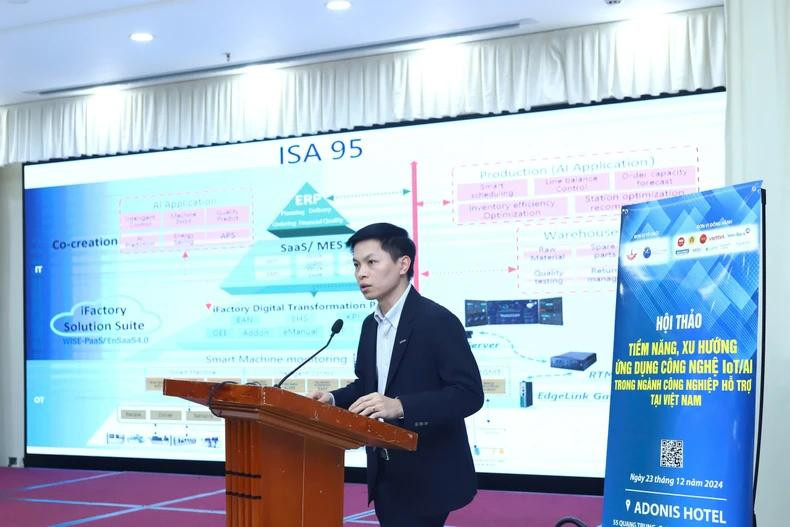 Le colloque est une occasion pour les entreprises participantes de se renseigner sur le potentiel et les tendances de l’application des technologies IoT et IA dans les industries auxiliaires au Vietnam, ainsi que d’échanger leurs expériences dans l’amélioration de la productivité du travail ou encore dans l’intégration à des chaînes de production et d’affaires, nationales et internationales. Photo : NDEL. Le colloque est une occasion pour les entreprises participantes de se renseigner sur le potentiel et les tendances de l’application des technologies IoT et IA dans les industries auxiliaires au Vietnam, ainsi que d’échanger leurs expériences dans l’amélioration de la productivité du travail ou encore dans l’intégration à des chaînes de production et d’affaires, nationales et internationales. Photo : NDEL.