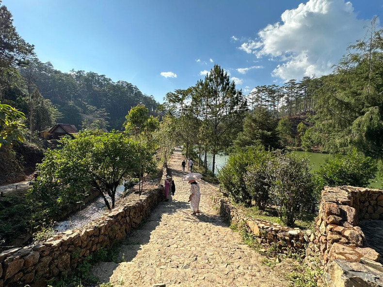 Une descente dans le village de Cù Lân. Une descente dans le village de Cù Lân.