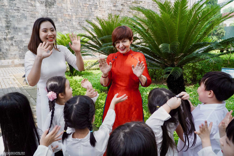 Durant son existence, la Cité impériale de Thang Long était le centre névralgique des dynasties, mais aussi le noyau culturel, économique et artistique de Hanoï. Elle témoigne de l’histoire et de la culture des anciens Vietnamiens dans le delta du fleuve Rouge. Bien que la cité ait été sérieusement endommagée au cours du XIXe siècle, plusieurs ouvrages demeurent : le palais Kinh Thiên, Ky Dài (Tour du drapeau), la porte Doan Môn (porte du Sud), le perron du Dragon, la porte du Nord,... Photo : baoquocte.vn.