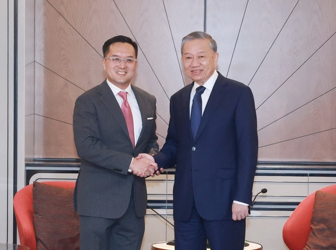 Le secrétaire général du Parti, Tô Lâm (droite), et le Pdg de PT GoTo Gojek Tokopedia Tbk (GoTo), Patrick Walujo. Photo : VNA. Le secrétaire général du Parti, Tô Lâm (droite), et le Pdg de PT GoTo Gojek Tokopedia Tbk (GoTo), Patrick Walujo. Photo : VNA.