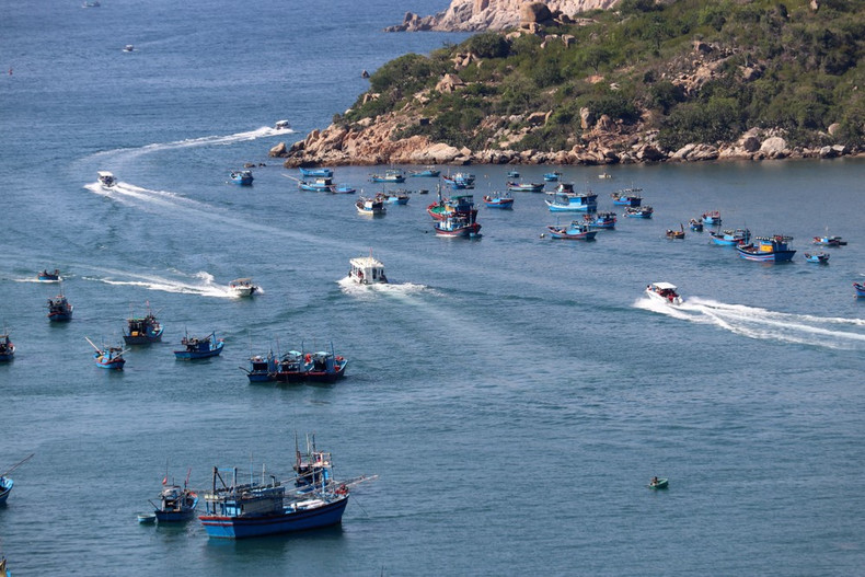 Des bateaux sur la baie de Vinh Hy. Photo : VNA.