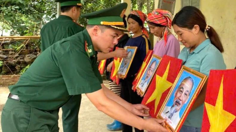 Il s'agit d'une activité significative pour célébrer le 135e anniversaire de la naissance du Président Hô Chi Minh (19 mai 1890 – 19 mai 2025). Cette activité a pour but de sensibiliser la population locale à la protection de la souveraineté et de la sécurité des frontières nationales. Photo : NDEL. Il s'agit d'une activité significative pour célébrer le 135e anniversaire de la naissance du Président Hô Chi Minh (19 mai 1890 – 19 mai 2025). Cette activité a pour but de sensibiliser la population locale à la protection de la souveraineté et de la sécurité des frontières nationales. Photo : NDEL.