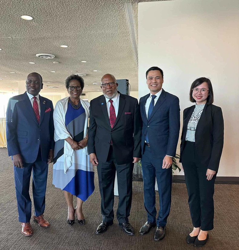 L'ambassadeur Dang Hoang Giang, chef de la Mission permanente du Vietnam auprès des Nations Unies (2e à droite), et Dennis Francis, président de la 78e Assemblée générale de l'ONU (au milieu), lors d'un événement de l'ONU. Photo : Mission permanente du Vietnam auprès des Nations Unies. L'ambassadeur Dang Hoang Giang, chef de la Mission permanente du Vietnam auprès des Nations Unies (2e à droite), et Dennis Francis, président de la 78e Assemblée générale de l'ONU (au milieu), lors d'un événement de l'ONU. Photo : Mission permanente du Vietnam auprès des Nations Unies.