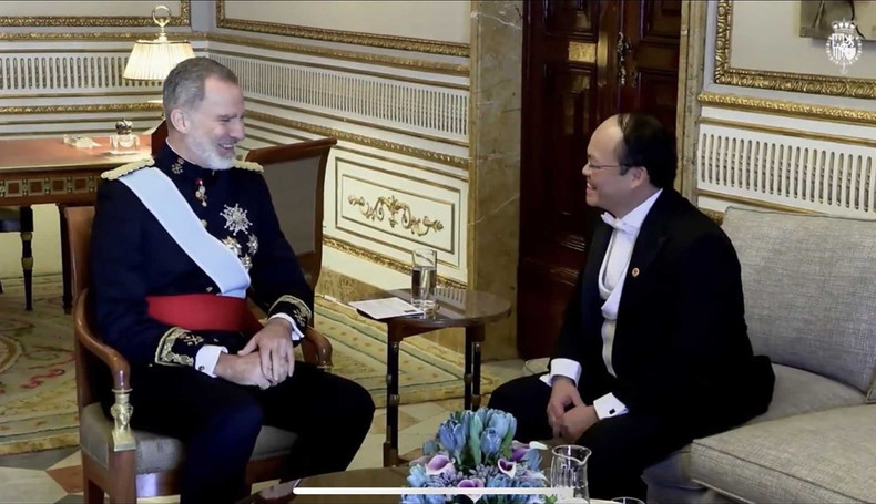 Rencontre entre l’ambassadeur vietnamien en Espagne, Doàn Thanh Song (à droite), et le Roi Felipe VI, le 17 janvier à Madrid. Photo : baoquocte. Rencontre entre l’ambassadeur vietnamien en Espagne, Doàn Thanh Song (à droite), et le Roi Felipe VI, le 17 janvier à Madrid. Photo : baoquocte.