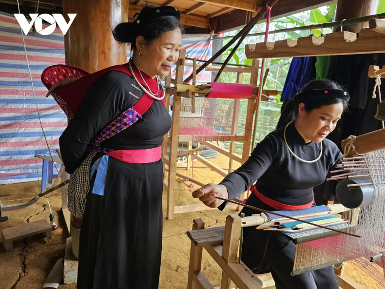 Le tissage de brocart contribue à préserver les valeurs culturelles traditionnelles des ethnies minoritaires, mais également à améliorer les revenus des habitants et à développer le touirsme local. Photo: VOV.