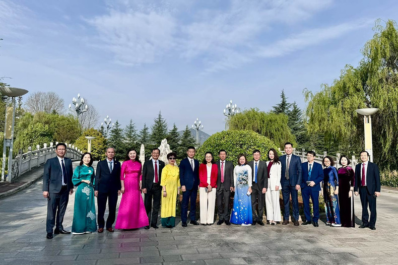 Les deux parties ont proposé de nombreuses solutions spécifiques afin de promouvoir la coopération décentralisée entre le Vietnam et le Yunnan dans les domaines d’intérêt commun, tels que la culture, le tourisme, l’investissement, le commerce, l’éducation, la formation professionnelle et les échanges entre les peuples. Photo: baoquocte.vn. Les deux parties ont proposé de nombreuses solutions spécifiques afin de promouvoir la coopération décentralisée entre le Vietnam et le Yunnan dans les domaines d’intérêt commun, tels que la culture, le tourisme, l’investissement, le commerce, l’éducation, la formation professionnelle et les échanges entre les peuples. Photo: baoquocte.vn.