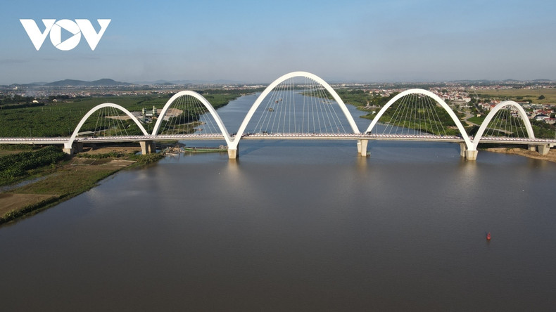 Le pont Kinh Duong Vuong enjambant la rivière Duong, reliant les districts de Tiên Du et Thuân Thành, dans la province de Bac Ninh, a été mis en circulation en 2023. Il s'agit d'un projet clé bénéficiant d'un investissement total de 1 927 milliards de dôngs. Photo : VOV. Le pont Kinh Duong Vuong enjambant la rivière Duong, reliant les districts de Tiên Du et Thuân Thành, dans la province de Bac Ninh, a été mis en circulation en 2023. Il s'agit d'un projet clé bénéficiant d'un investissement total de 1 927 milliards de dôngs. Photo : VOV.