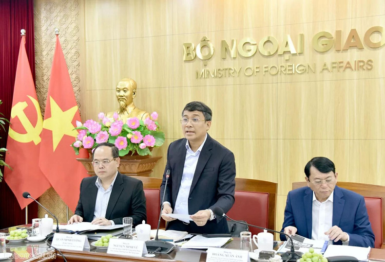 Selon le vice-ministre permanent des Affaires étrangères, Nguyen Minh Vu, pour mieux exploiter les ressources touristiques de la cascade Ban Gioc (Vietnam) – Detian (Chine), il est nécessaire de renforcer la connectivité entre les agences compétentes des deux pays, de concentrer les investissements dans l’amélioration des infrastructures, ainsi que de développer des produits touristiques uniques, imprégnés de l’identité culturelle nationale et conformes aux orientations du Parti et de l’État. Photo : baoquocte.vn