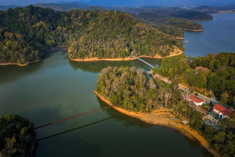 Les ponts suspendus du lac Pa Khoang ajoutent une dimension unique à ce lieu pittoresque. Photo : VNA.