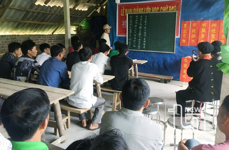 Afin de préserver et de promouvoir les valeurs culturelles traditionnelles de l’ethnie Dao, des personnes âgées de la commune Hop Tien, district de Dong Hy, province de Thai Nguyen ont ouvert des classes d’enseignement de l’écriture Nom-Dao à la population locale, notamment aux jeunes générations. Photo : thainguyen.gov.vn Afin de préserver et de promouvoir les valeurs culturelles traditionnelles de l’ethnie Dao, des personnes âgées de la commune Hop Tien, district de Dong Hy, province de Thai Nguyen ont ouvert des classes d’enseignement de l’écriture Nom-Dao à la population locale, notamment aux jeunes générations. Photo : thainguyen.gov.vn