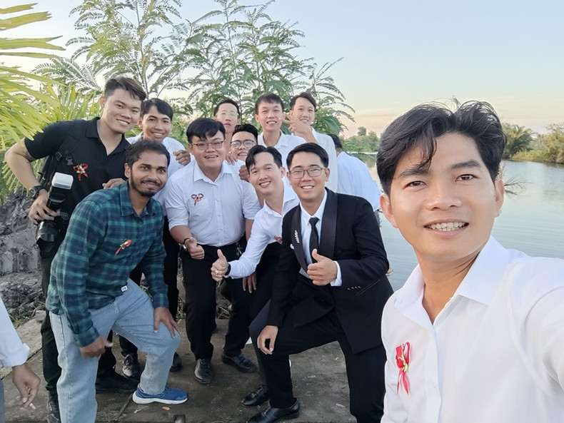 Aravindhan (chemise à carreaux verte) est invité à assister à un mariage traditionnel dans le hameau de Tan Thanh lors de sa visite expérientielle à Ca Mau. Photo : Vietnamnet. Aravindhan (chemise à carreaux verte) est invité à assister à un mariage traditionnel dans le hameau de Tan Thanh lors de sa visite expérientielle à Ca Mau. Photo : Vietnamnet.